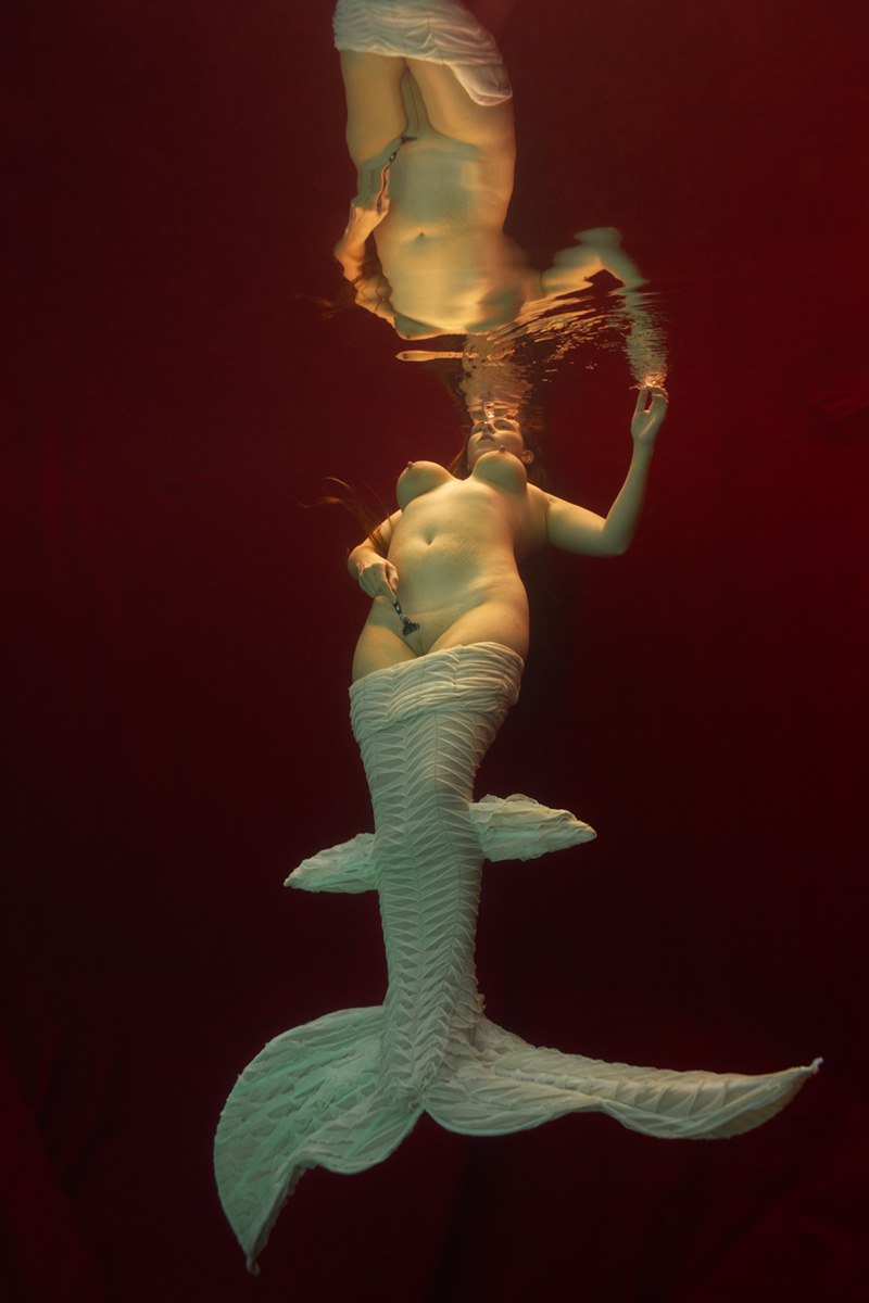 800x1200, 126 Kb / Русалка, бритва, хвост, под водой