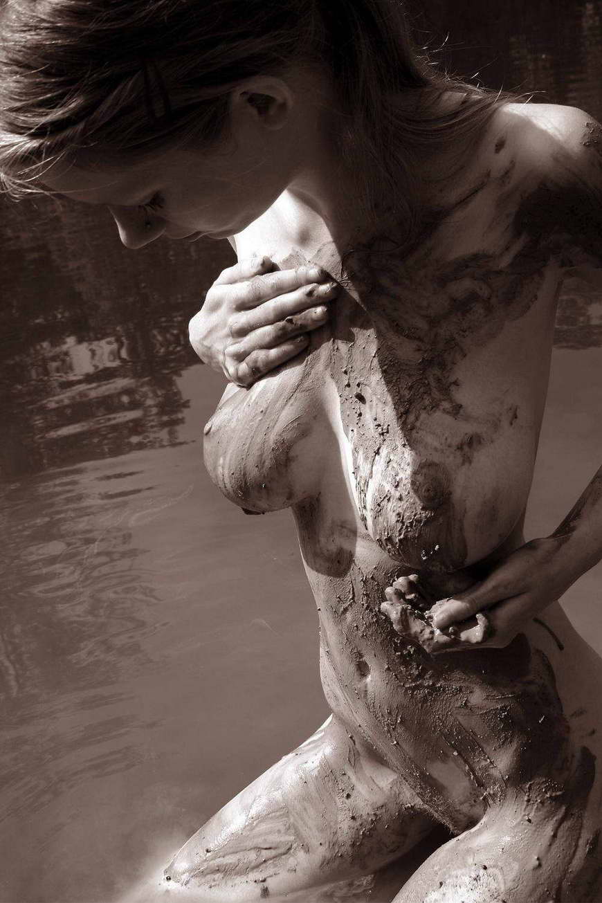 870x1305, 116 Kb / сиськи, голая, сидит, грязь, река, лобок, ч/б