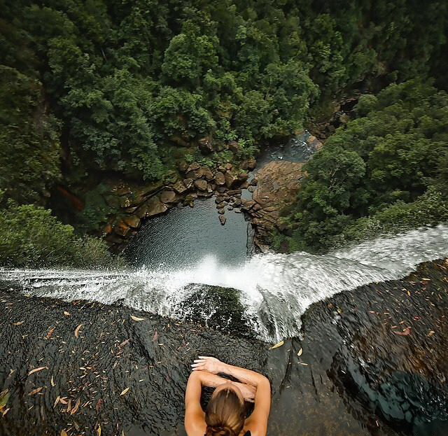 640x623, 160 Kb / водопад, девушка, скала, лес, вид