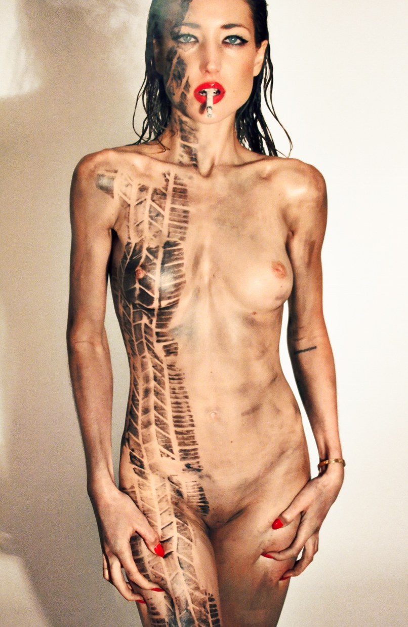 806x1237, 218 Kb / бодиарт, протектор, сигарета, браслет