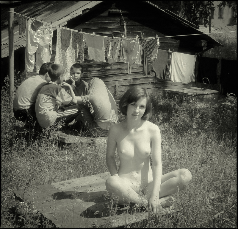 800x768, 340 Kb / сиськи, голая, сидит, лобок, бельё, пацаны, деревня, компания, сарай, ч/б