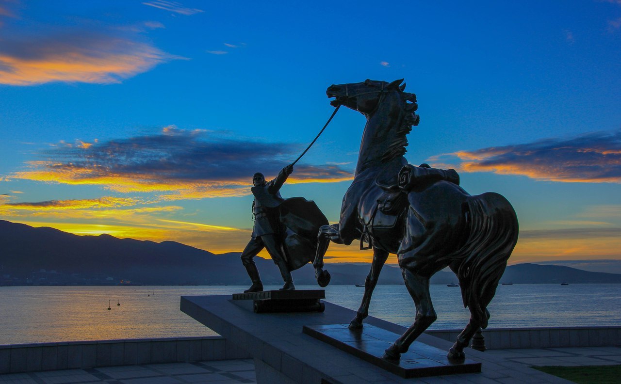 1280x792, 138 Kb / офицер, конь, рассвет, набережная, мемориал, навороссийск