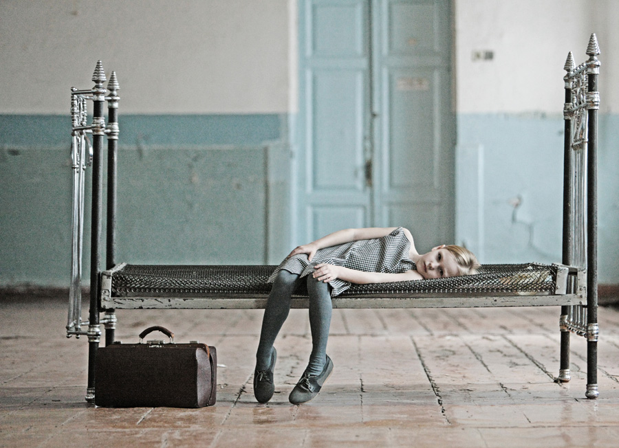 900x652, 230 Kb / ребёнок, девочка, кровать, лежит, чемодан