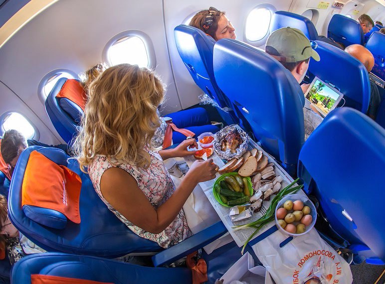 772x570, 117 Kb / самолет, еда, курица, лоукостер, икра, сало, огурцы