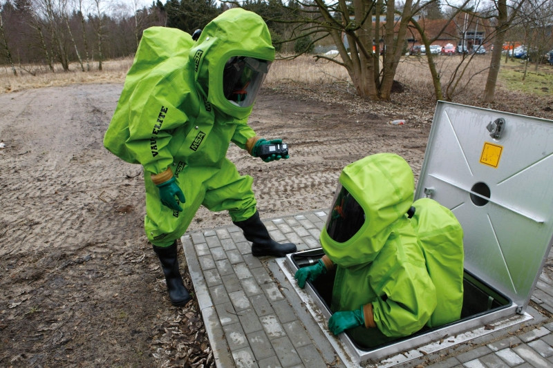 800x533, 185 Kb / радиация, скафандр