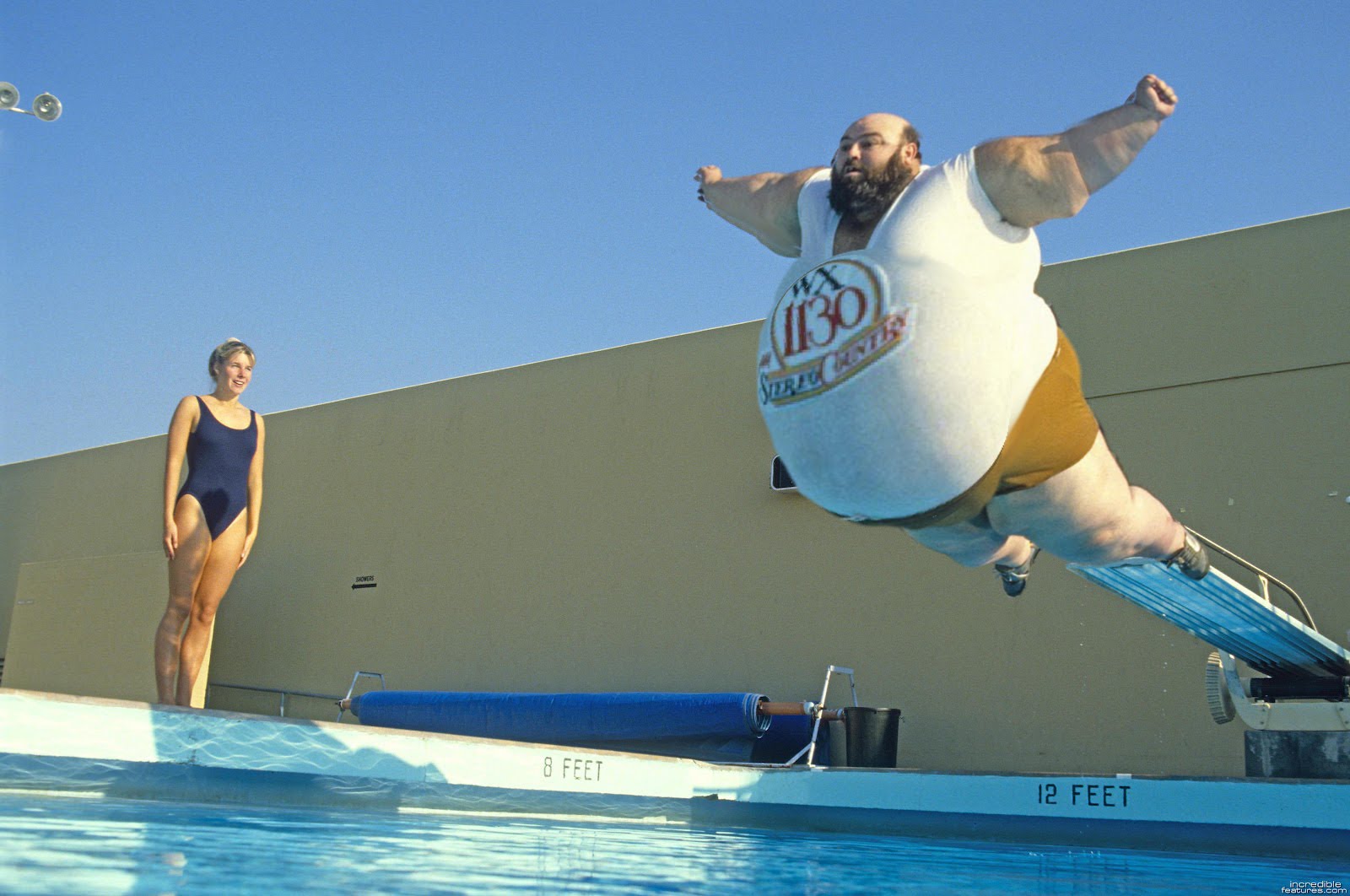 1600x1062, 239 Kb / бассейн, прыжок, смирно