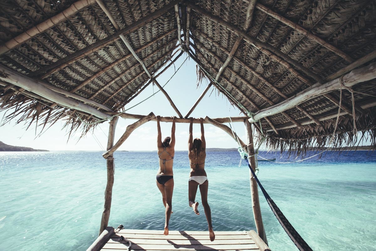 1200x800, 349 Kb / океан, турник, девушки, бикини, прыжок, крыша, ноги, черное, белое