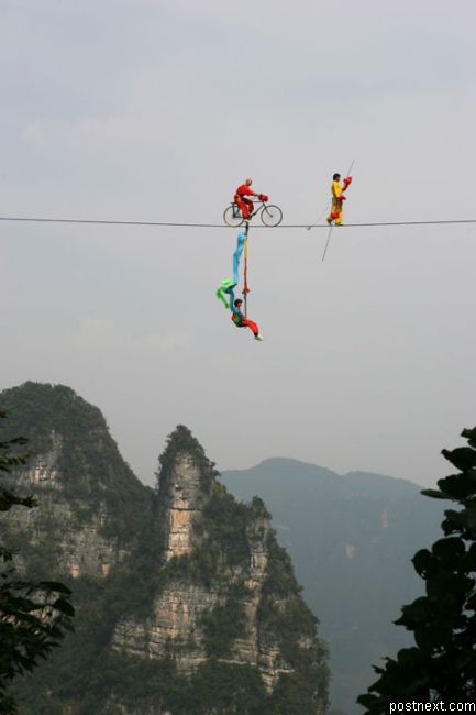 433x650, 25 Kb / психи, сумасшедшие, акробаты, пропасть, канат