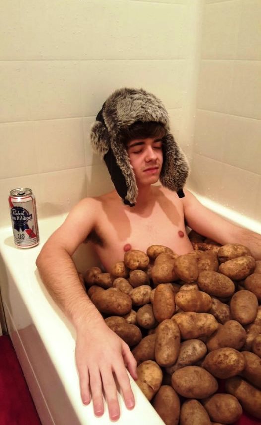 526x857, 62 Kb / картошкен, ванна, ушанка, пиво