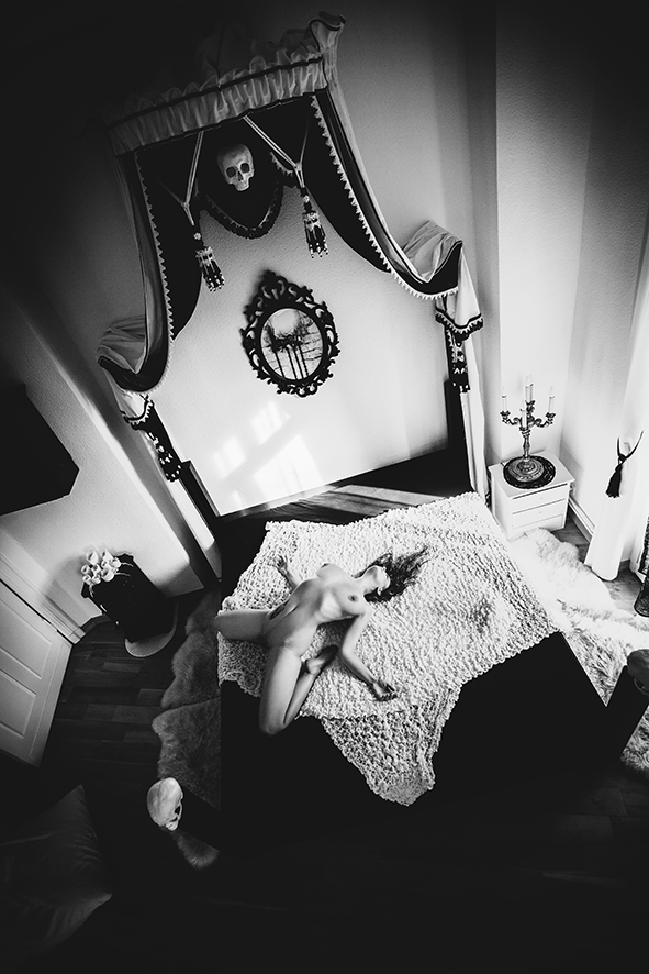 591x886, 277 Kb / будуар, голая, ч/б, череп, спальня, свечи