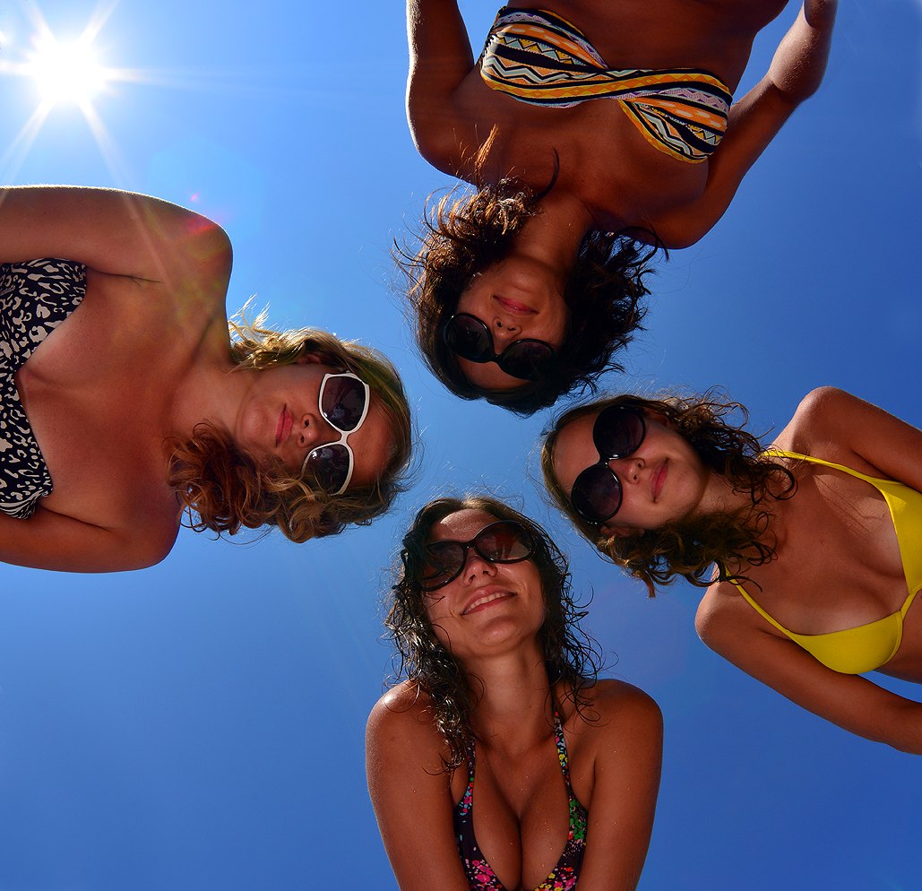 1029x994, 179 Kb / девушки, бикини, очки, небо, солнце