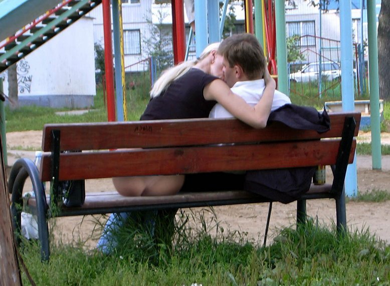 778x572, 102 Kb / поцелуй, скамейка, романтика, попка