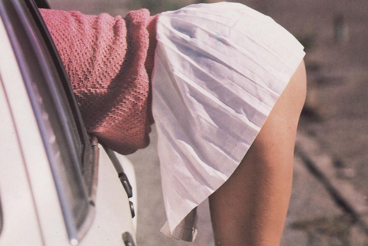 1223x817, 202 Kb / девушка, юбка, машина, окно