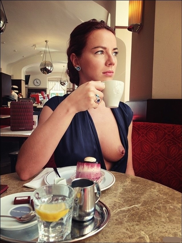 638x850, 185 Kb / баба, сиська, чашка, стол, платье, женщина, десерт, сливочник, украшения, кафе, часы