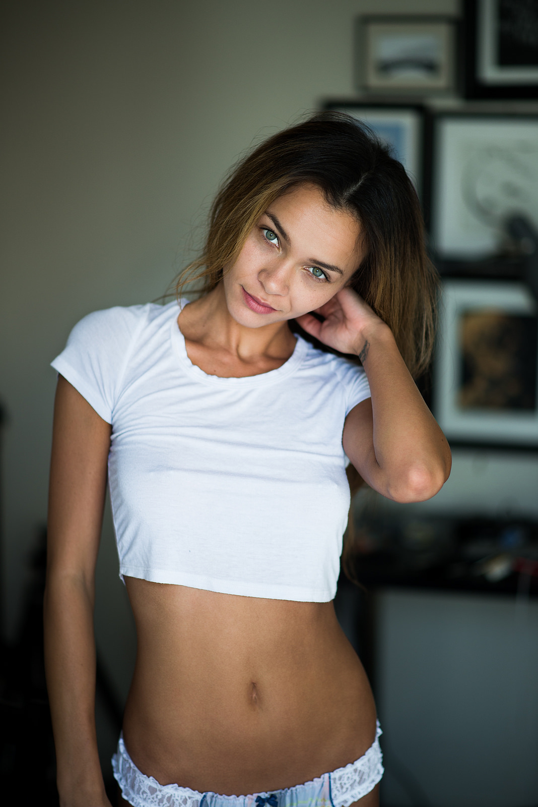 1068x1600, 376 Kb / живот, соски, шатенка, бантик, тату