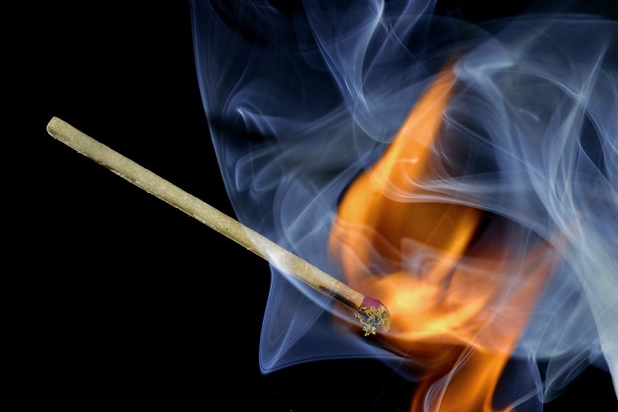 900x600, 55 Kb / спичка, огонь, дым