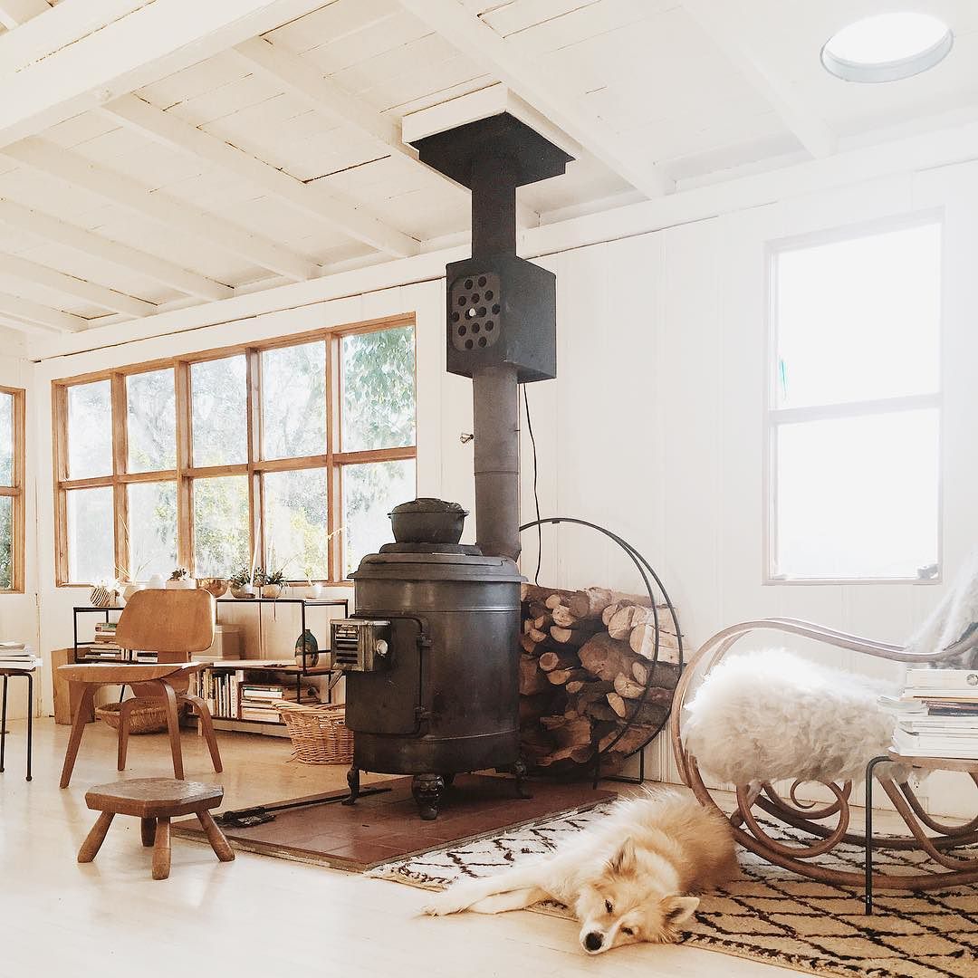 1080x1080, 149 Kb / печка, собака, качалка, дрова, кресло