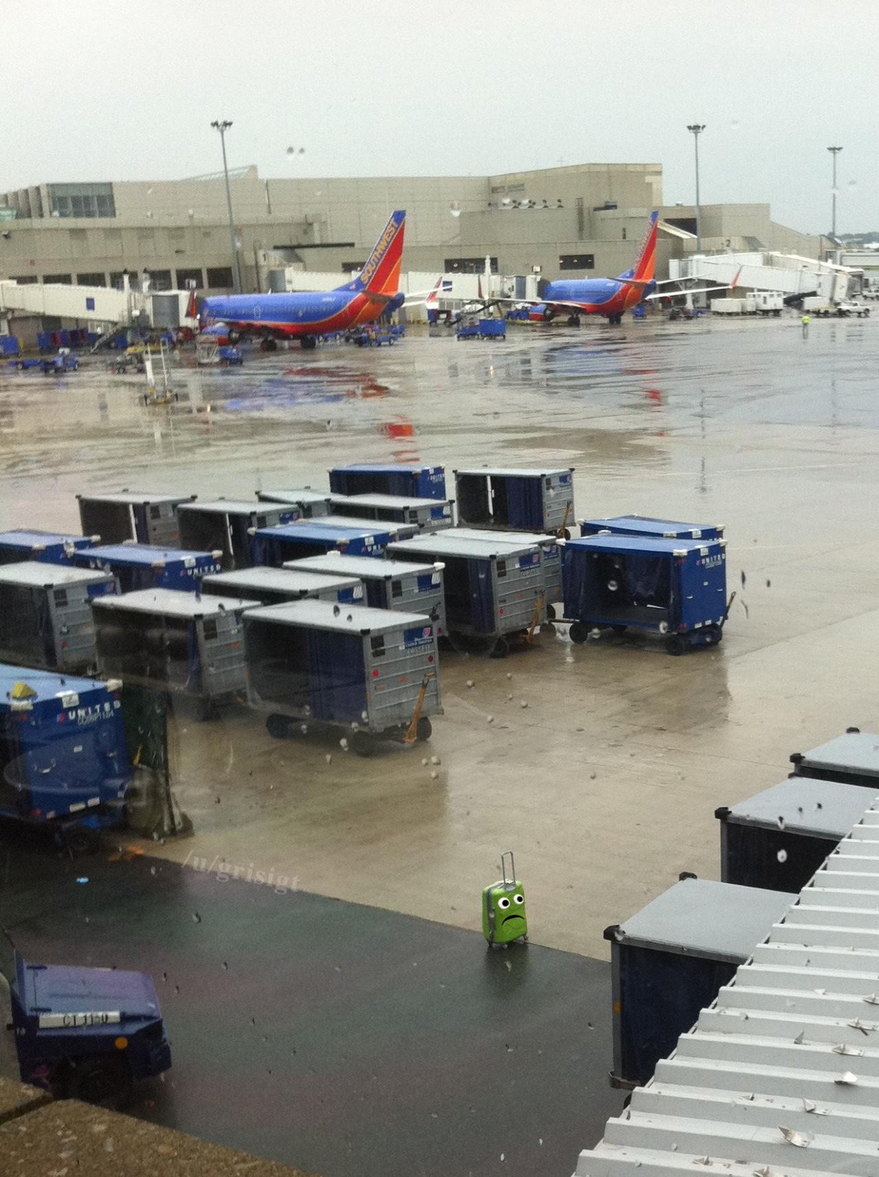 1280x1714, 375 Kb / аэропорт, чемодан, терминал, контейнер, самолеты, дождь