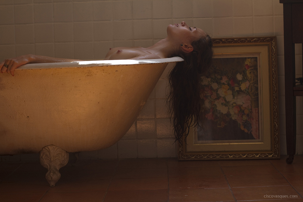 1024x683, 211 Kb / ванна, картина, волосы, сиськи