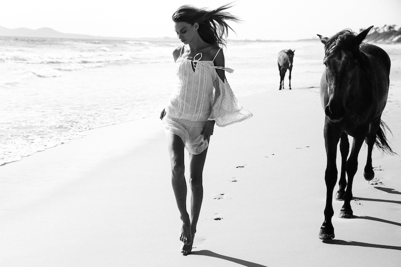 800x533, 197 Kb / девушка, ч/б, лошади, берег, ноги