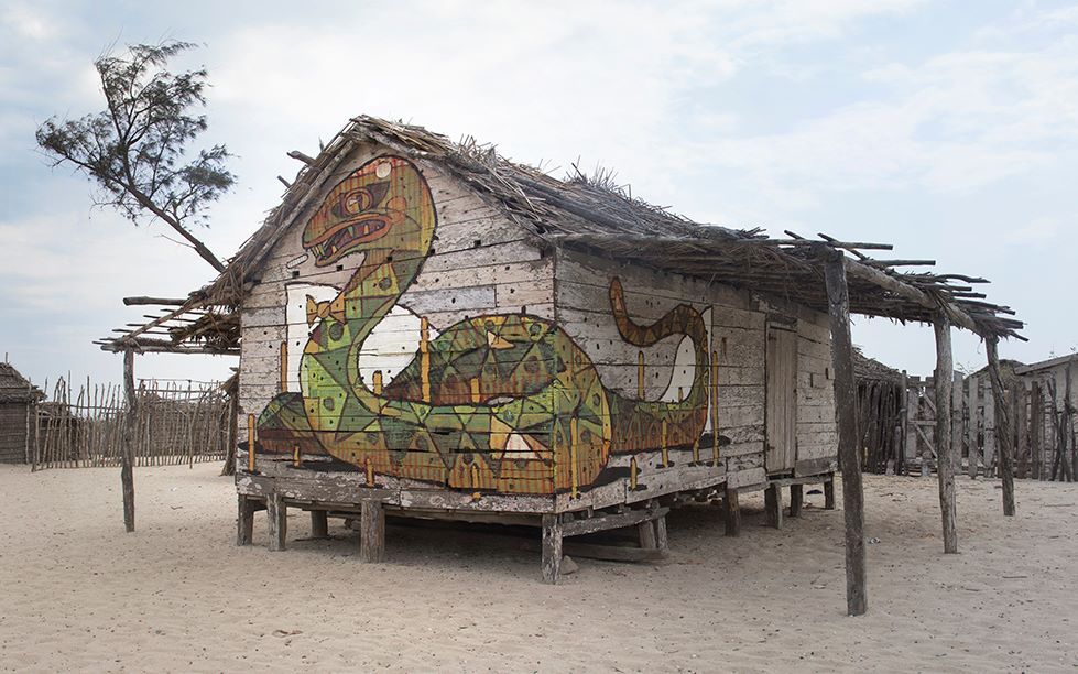 979x612, 125 Kb / хижина, змея, бабочка