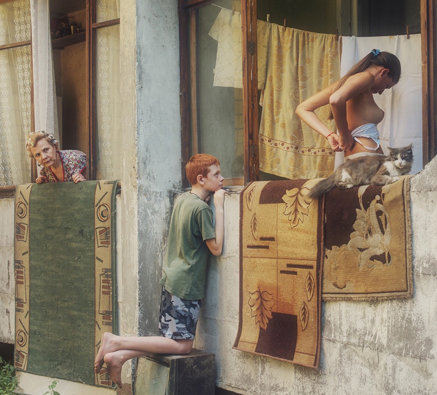 884x800, 236 Kb / Балкон, кошка, ковер, топлесс, рыжий, David Dubnitskiy, Давид Дубницкий