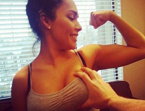 606x463, 50 Kb / баба, сиська, рука