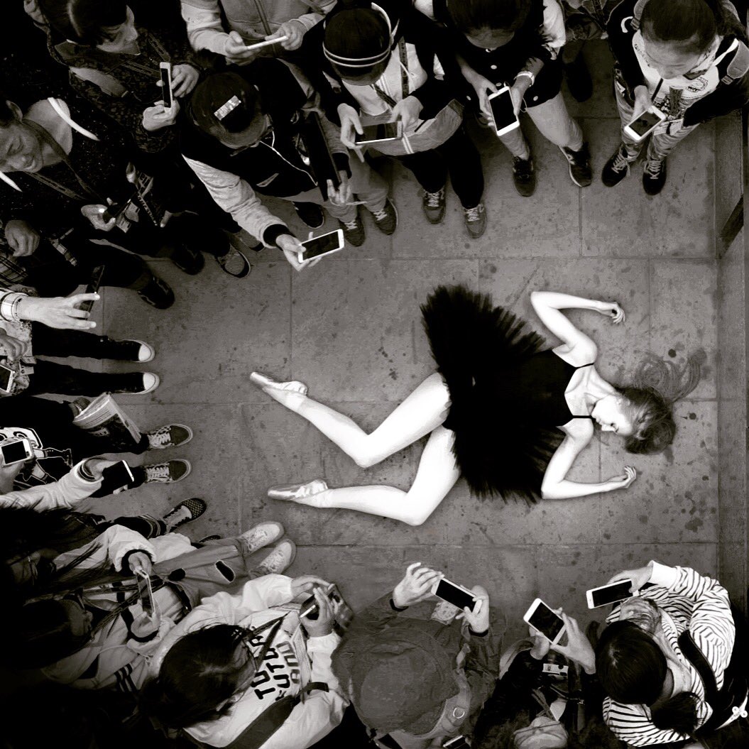 1055x1055, 206 Kb / балерина, фотографы, смартфон, ч/б