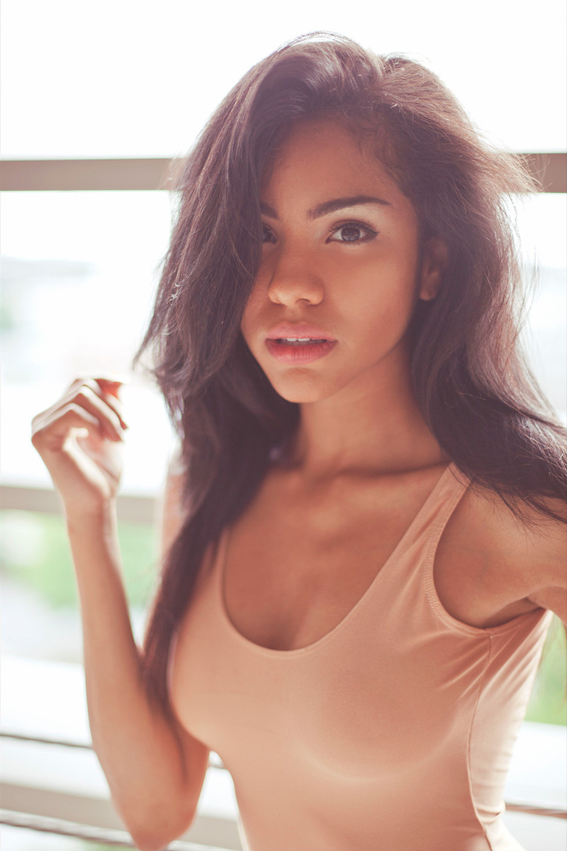 800x1200, 158 Kb / латиноамериканка, губы, взгляд, брюнетка, майка