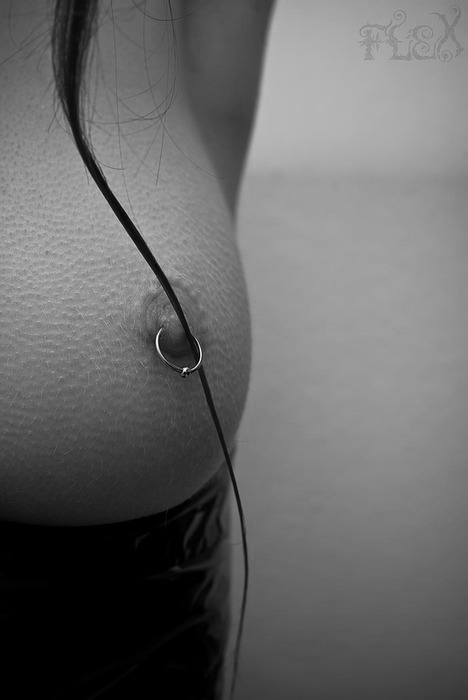 468x700, 47 Kb / пирсинг, кольцо, локон, ч/б