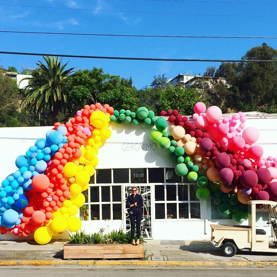 1080x1080, 202 Kb / шарики, разноцветные, инсталляция