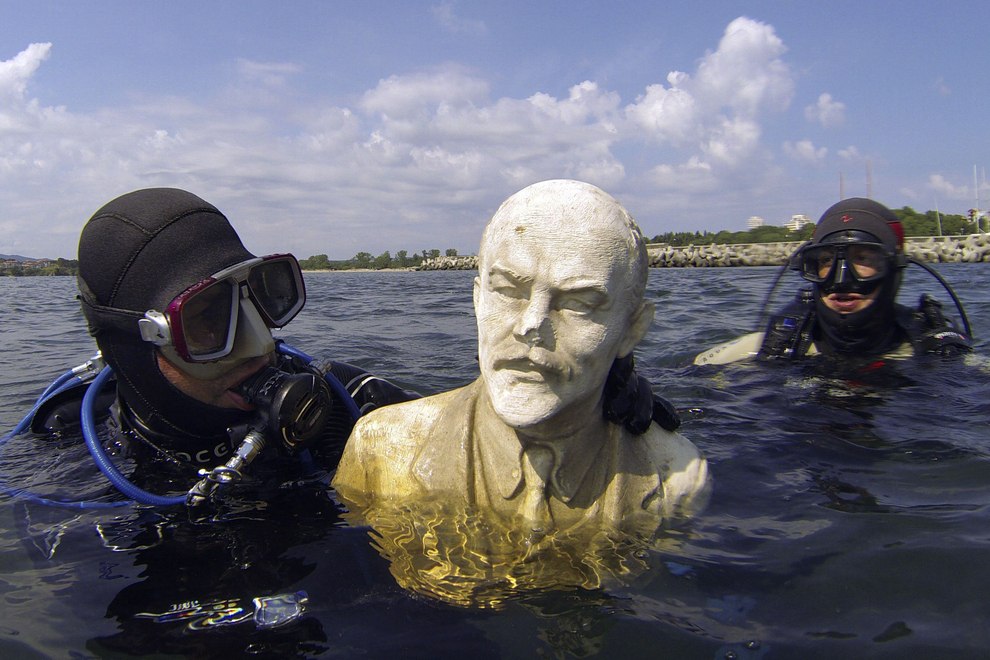 990x660, 132 Kb / водолазы, бюст, ленин