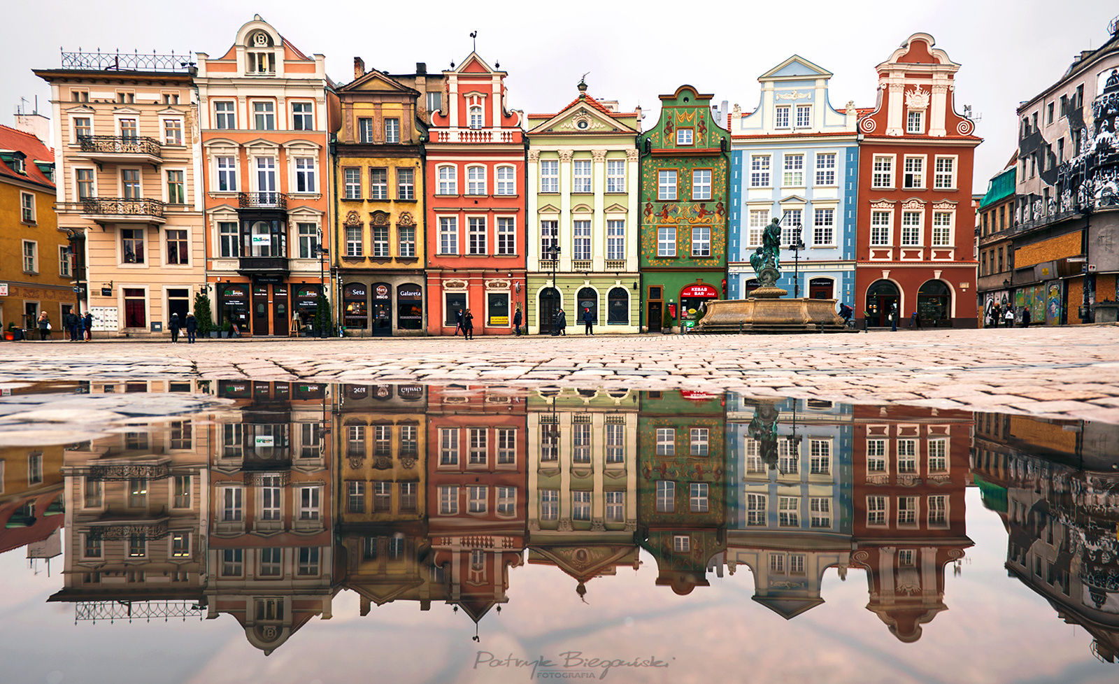 1600x978, 398 Kb / познань, лужа, отражение, дома