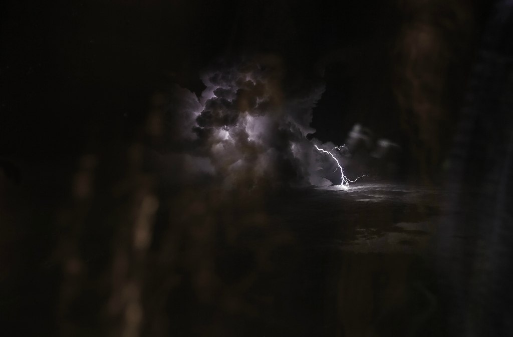 1024x673, 33 Kb / ночной полет, гроза, молния