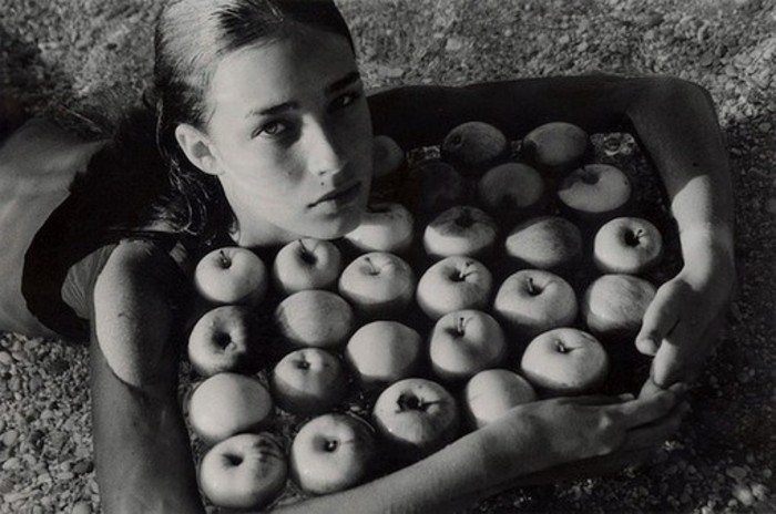 700x464, 76 Kb / девушка, яблоки, ч/б