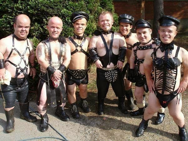 600x450, 86 Kb / карлики, кожа, фуражки, сапоги