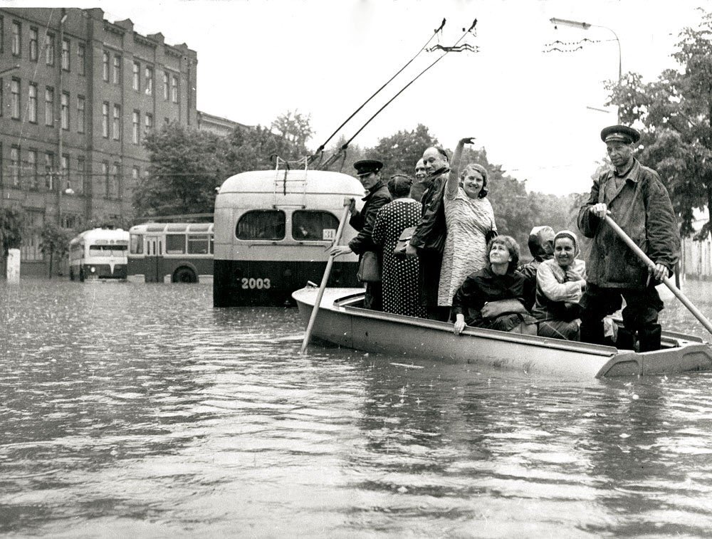 1000x757, 174 Kb / москва, наводнение, лодка, ретро, ссср, ч/б