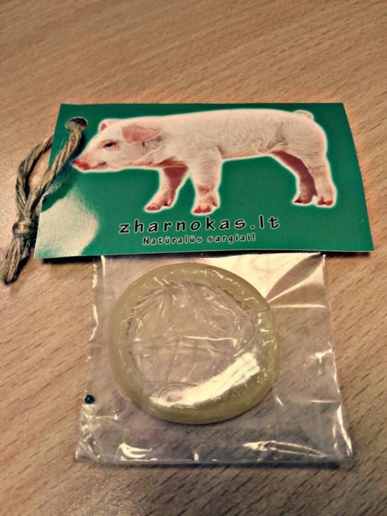 555x740, 114 Kb / поросёнок, презерватив