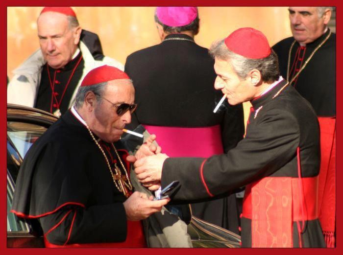 700x521, 53 Kb / священники, сигарета, очки, телефон