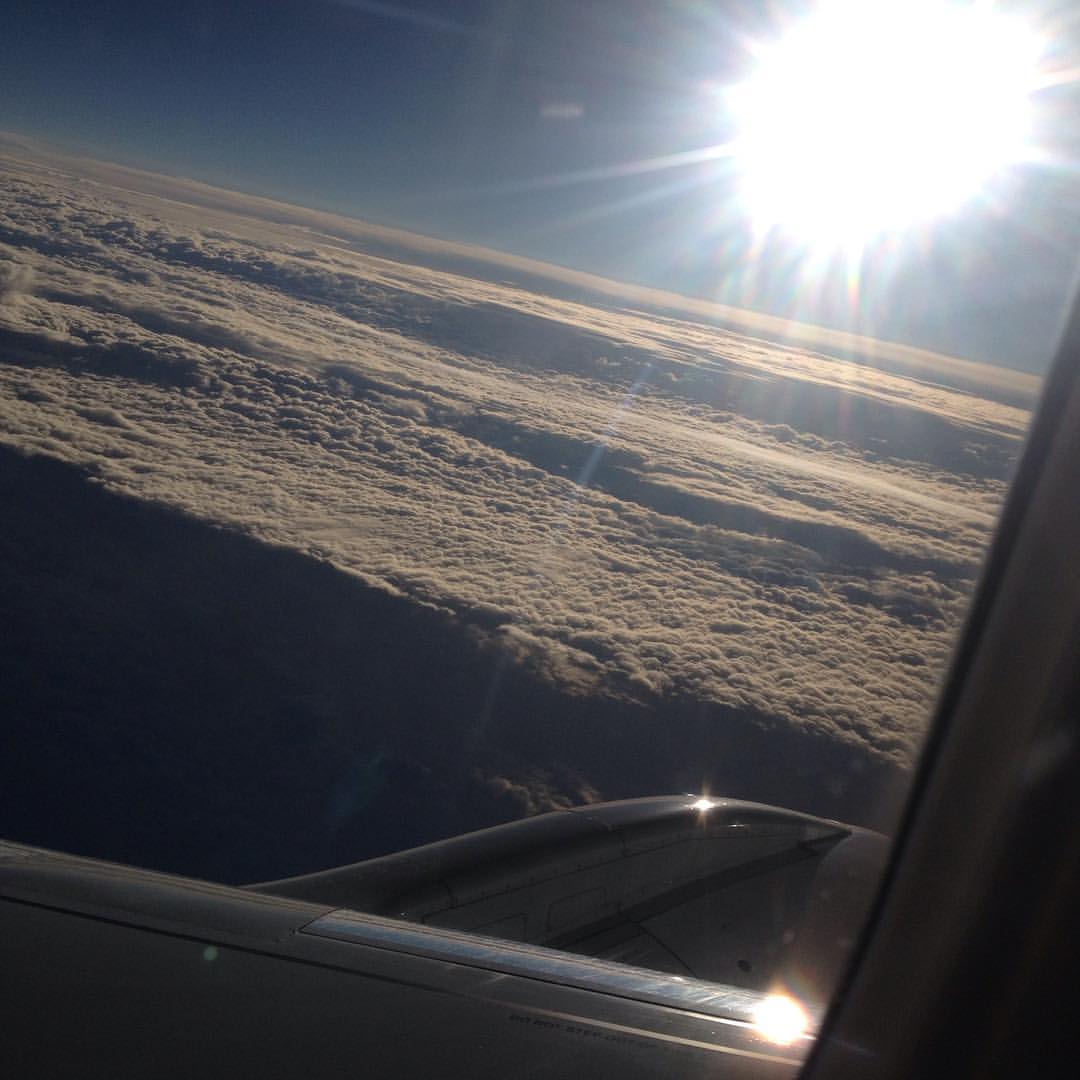 1080x1080, 78 Kb / Полёт, облака, солнце, иллюминатор, самолёт, Солнце