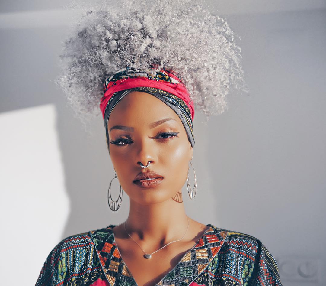 1080x946, 99 Kb / негритянка, серьги, кольцо, прическа, блондинка, цепочка, афро