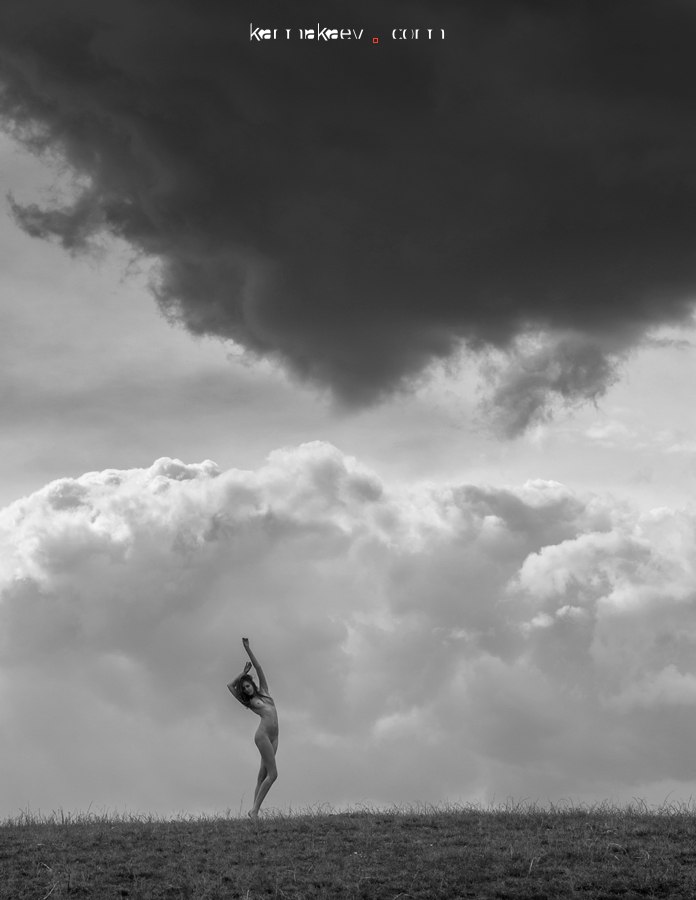 696x900, 56 Kb / тучи, ч/б, голая, рыжая