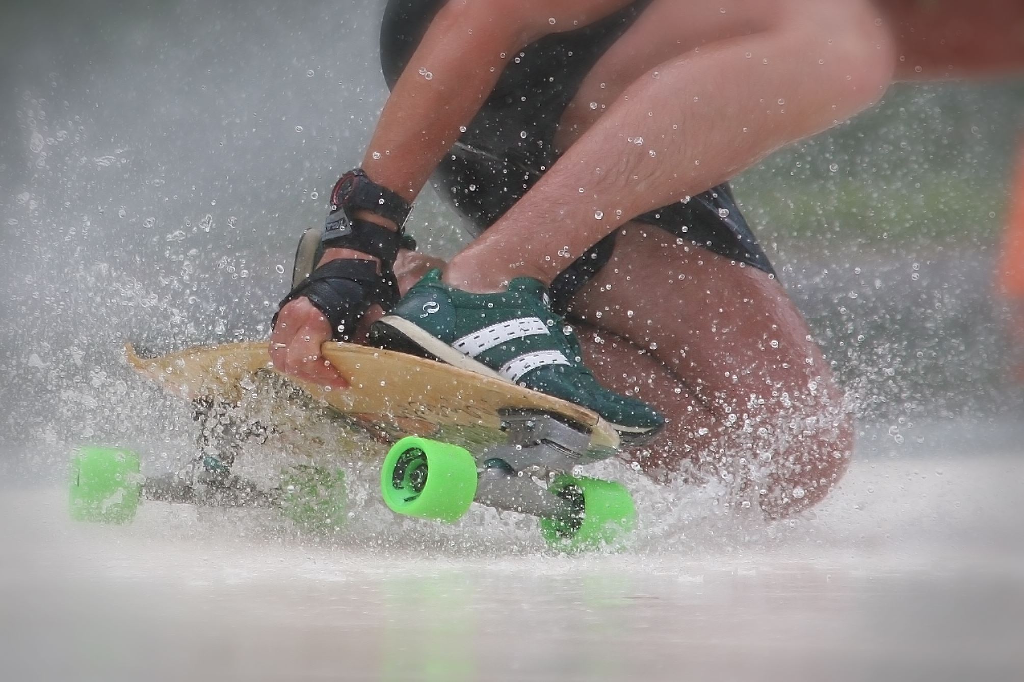 2009x1339, 307 Kb / скейт, вода, брызги, лонгборд, нога, рука