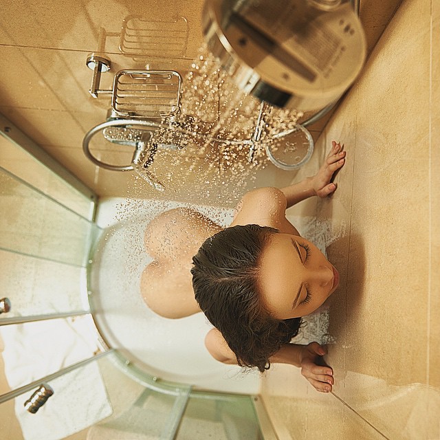 640x640, 119 Kb / душ, попа, ракурс, вода, мокрая