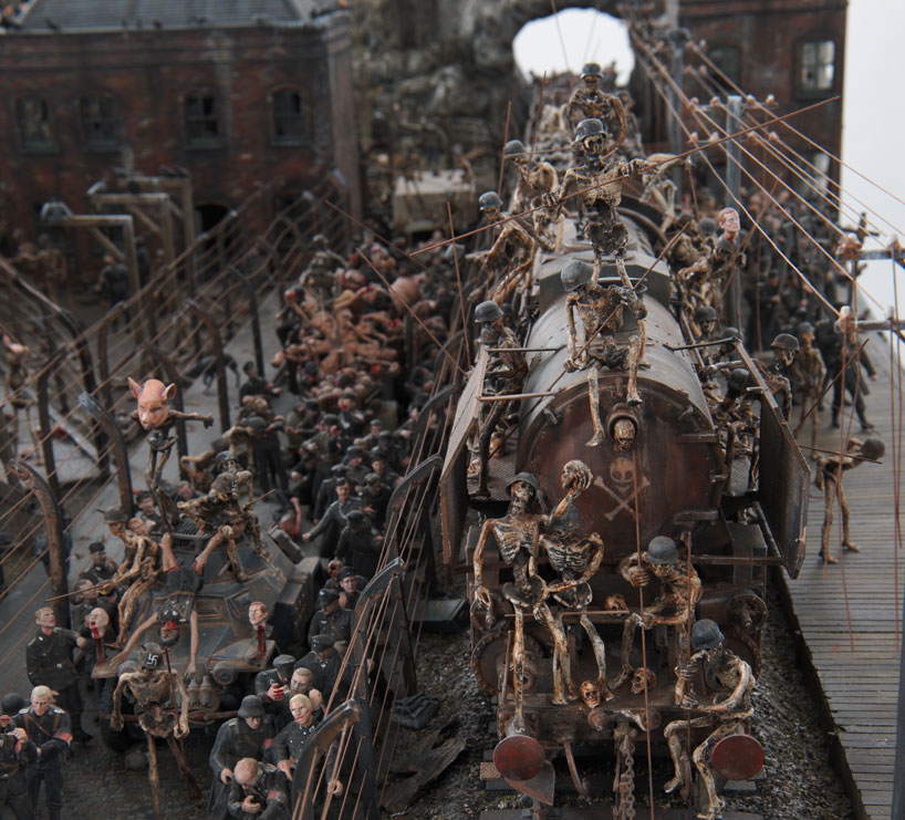 818x741, 165 Kb / скелеты, поезд