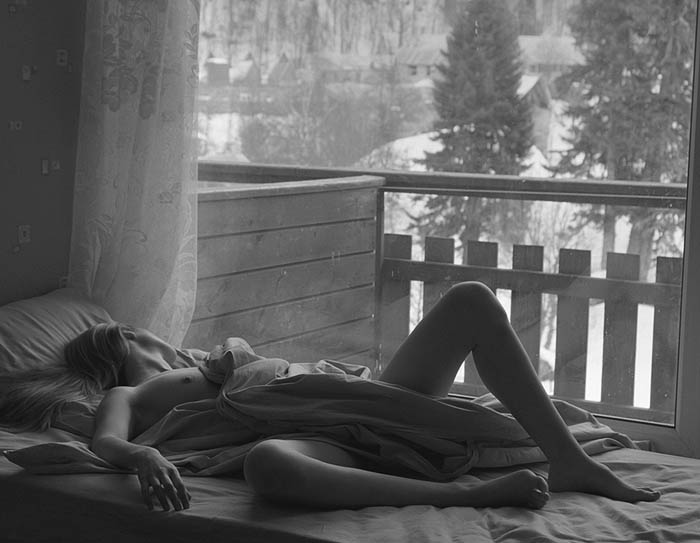 700x543, 44 Kb / Утро, постель, сиськи, девушка, окно