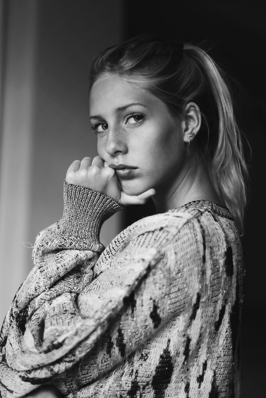 858x1280, 305 Kb / девушка, взгляд, ч/б, свитер