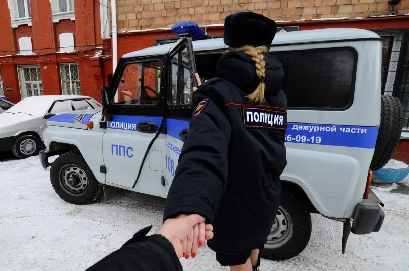 800x531, 100 Kb / воронок, уаз, полиция, коса, руки