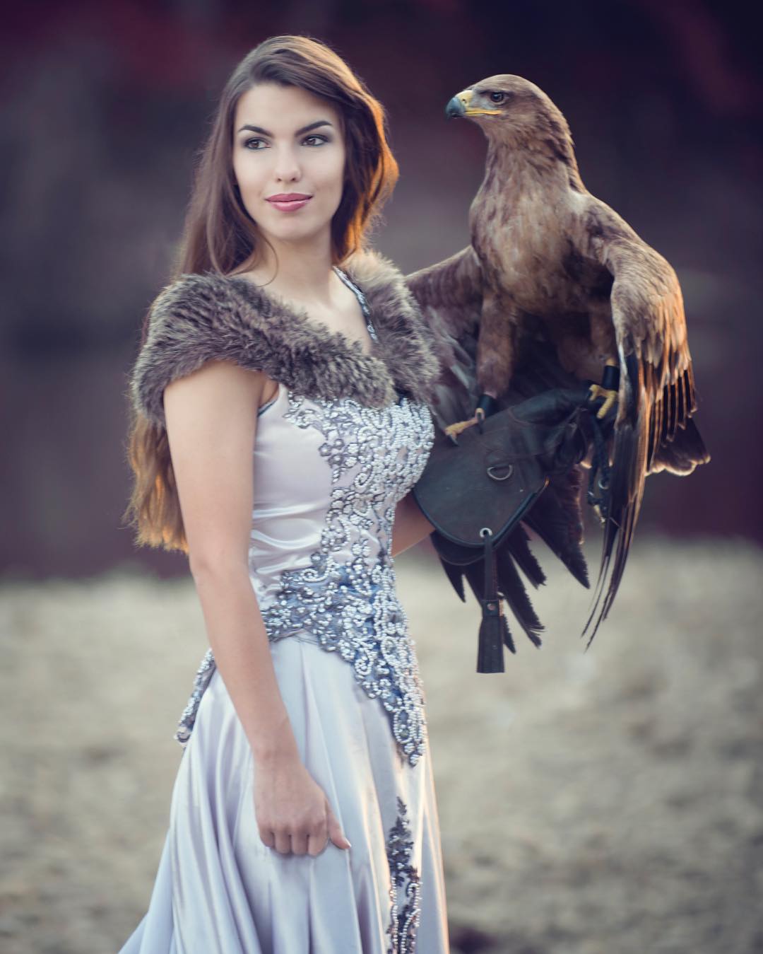 1080x1349, 103 Kb / ястреб, платье, мех, птица, вышивка, перчатка