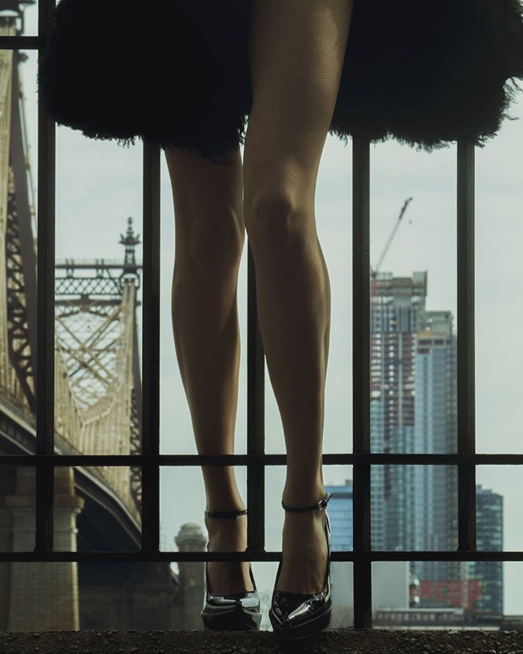 750x937, 81 Kb / ноги, мост, небоскреб, туфли, Michael, Donovan